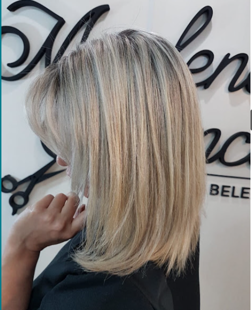 Corte long bob liso em loiro claro finalizado no studio