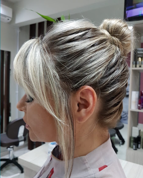 Coque alto despojado com franja lateral em cabelo loiro
