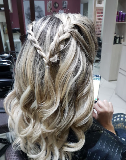 Cabelo loiro iluminado com trança embutida e pontas onduladas