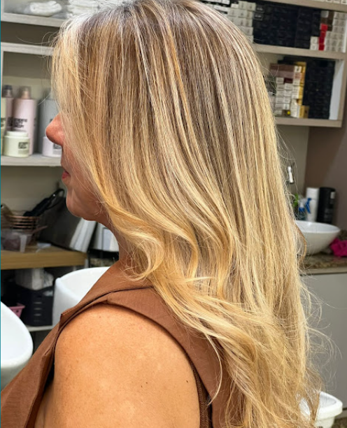 Cabelo longo loiro com mechas e movimento natural